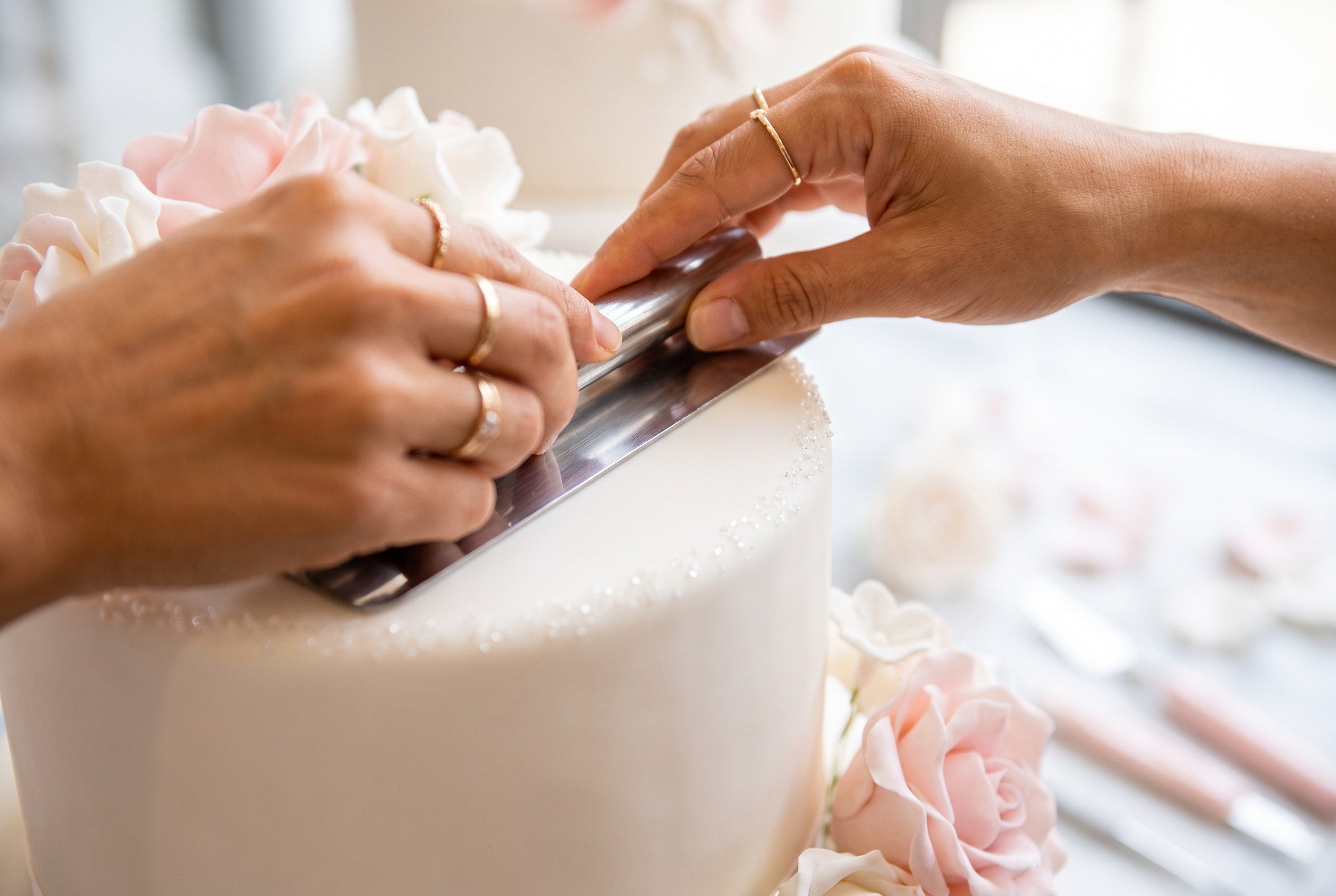 Les mains de l'artisane lissent le fondant satiné.
